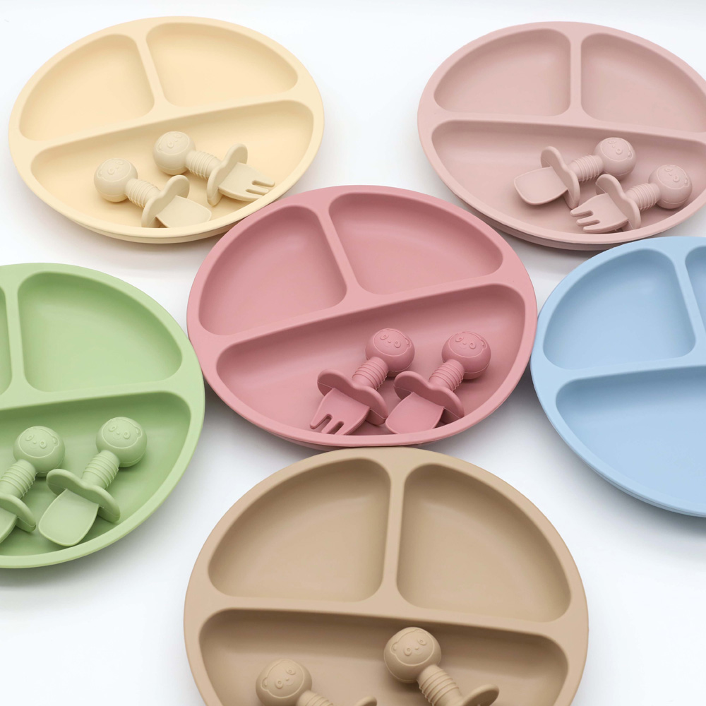 Baby Food Menu - ベビー用シリコン食器3点セット。離乳食用プレート、強力な吸盤付き、可愛らしいデザインの短いスプーンとフォーク、持ちやすい。